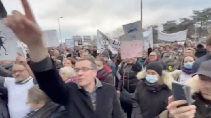 Thousands of protestors surrounded the headquarters of Pfizer in Paris this past weekend, chanting “assassins!” in protest to jab mandates.