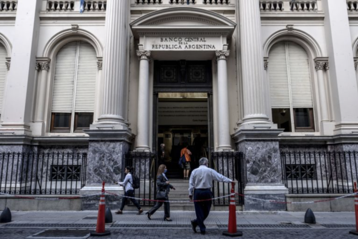 The International Monetary Fund has called for interest rates in Argentina to exceed annual inflation running at 51 percent as part of a pending programme to reschedule the government’s $40bn of outstanding debt with the IMF [File: Bloomberg]
