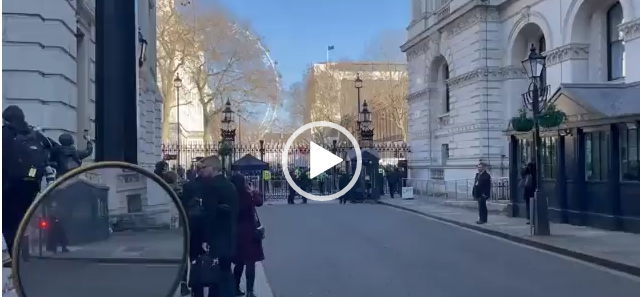 Reports of Justin Trudeau unable to get into downing Street for his meeting with Boris Johnson as protesters, in support of the Canadian people against covid tyranny, gather at the gates.
