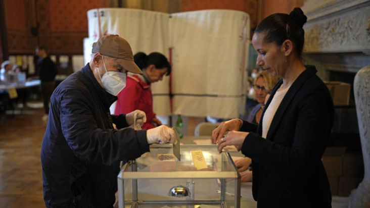 How France’s old-school voting system works